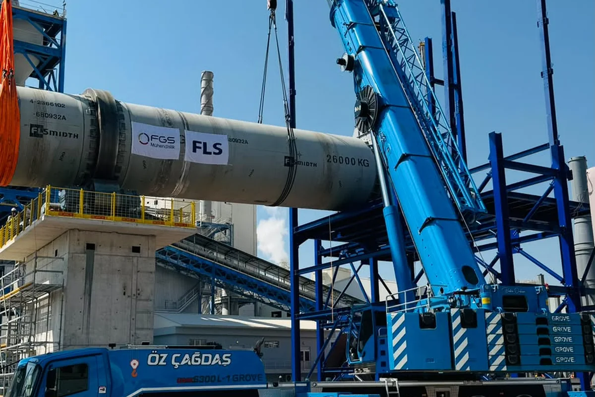 Endüstriyel tankın mobil vinçle kaldırılması