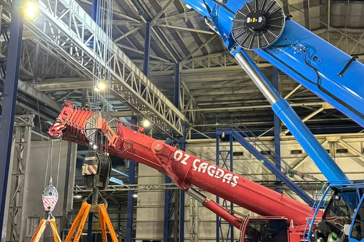 Fabrika içinde mobil vinç ile ağır yük kaldırma operasyonu